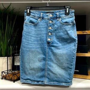 BANANA REPUBLIC Light Blue Jean skirt Size 0 button front. Like new condition